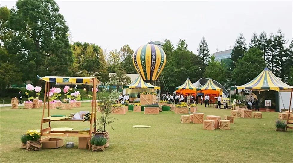 欧舒丹产品体验活动策划现场设置了一个巨大的气球,甚是吸睛 